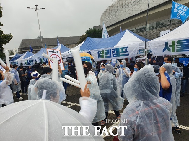 이날 서울 순회 경선이 열린 서울올림픽공원 SK핸드볼경기장에서 이재명 후보 지지자들이 구호를 외치며 응원전을 펼치고 있는 모습. /송파=박숙현 기자