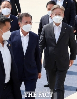  문 대통령 '민주당 당원으로 이재명 대선 후보 지명 축하'