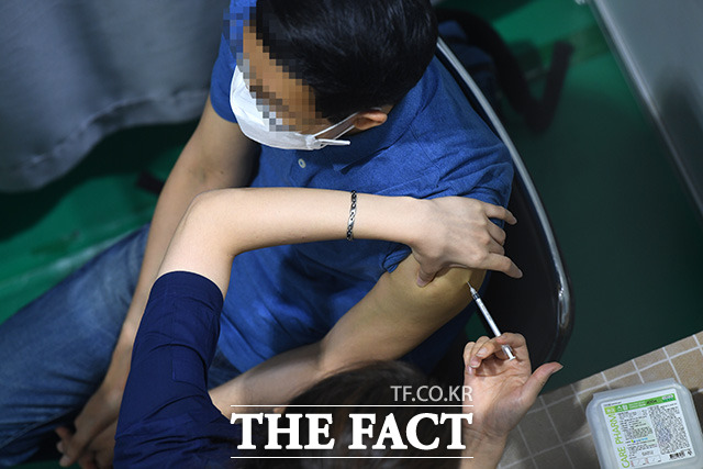 코로나19 신규확진자 규모가 역대 두번째를 기록한 지난달 29일 오전 서울 서대문구 북아현문화센터에 마련된 코로나19 백신 예방접종센터에서 접종이 진행되고 있다.