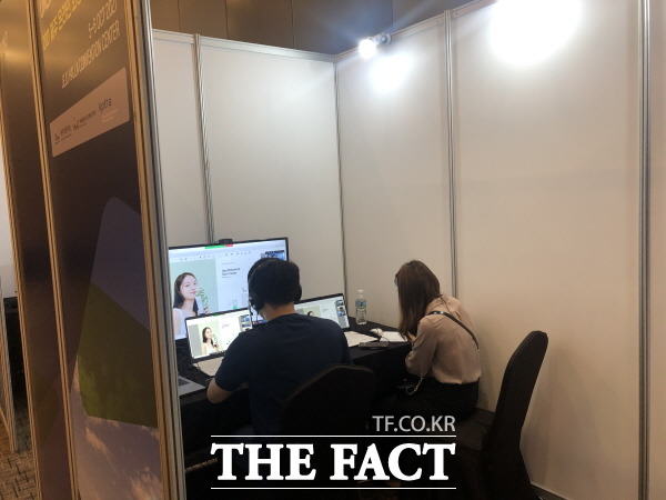 상담장에서는 실질적인 거래 상담위주로 진행될 수 있도록 하여 거래 성사율을 높였고, 행사당일 상담회장에 통역사와 무역전문 컨설턴트를 배치해 원활한 상담이 이뤄질 수 있도록 하였다./제주도 제공