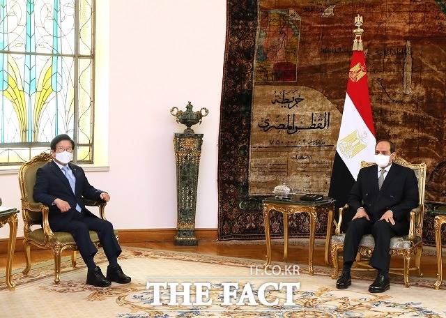이집트를 공식 방문 중인 박병석 국회의장이 10일(현지시간) 카이로 대통령궁에서 압델 파타 알시시 이집트 대통령을 면담하고 있다. /국회 제공