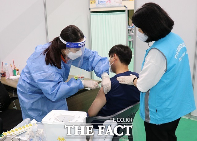 12일부터 코로나19 치료 의료기관 종사자 대상으로 부스터샷으로 불리는 추가접종이 시작된다. / 더팩트 DB