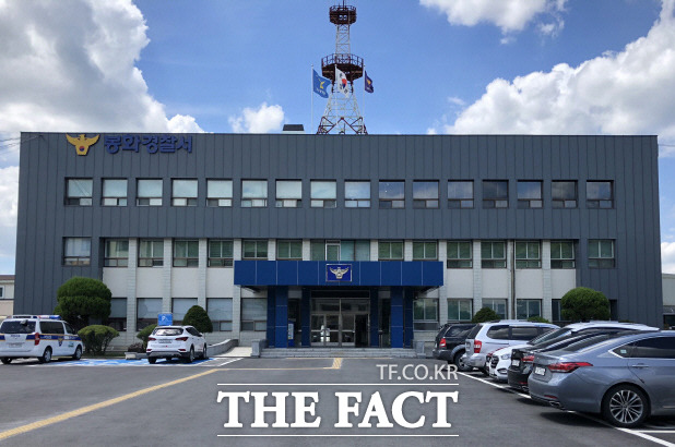 봉화군 물야면 한 도로에서 운전부주의로 승용차가 서로 충돌해 4명이 다쳤다./봉화=이민 기자