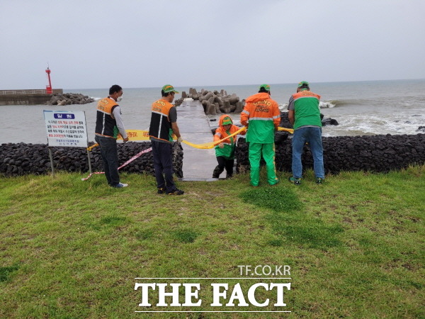 방재단이 도민 재난위험 요인 제거의 일환으로 해안변 안전선을 설치하고 있다./제주도 제공