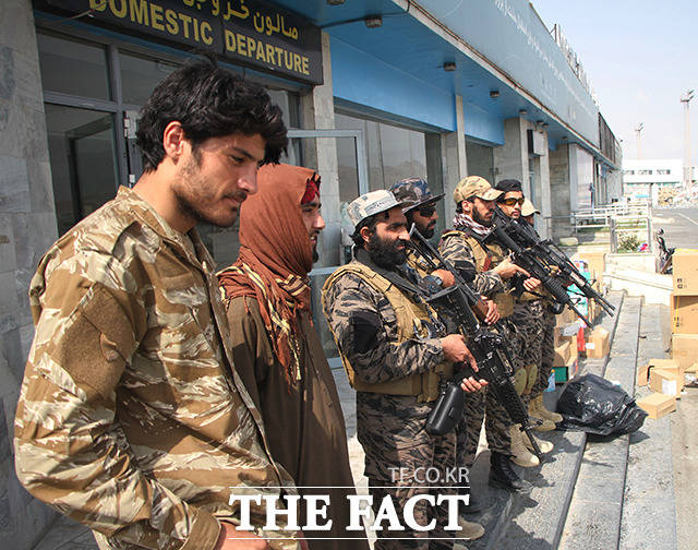 10일(현지 시간) AP통신에 따르면 미국이 아프가니스탄 철군 이후 탈레반 측과 첫 회담을 열고 아프간에 대한 인도적 지원을 재개하겠다는 의사를 밝혔다. 사진은 아프가니스탄 카불 공항에 포진한 탈레반 조직원들. /카불=신화.뉴시스