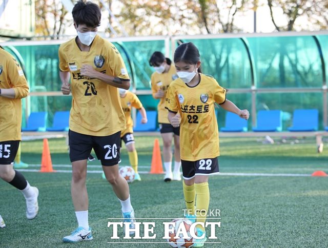 2021세종스포츠토토 유소녀 축구교실 회원과 일대일 강습에 나선 세종스포츠토토여자축구단./스포츠토토코리아 제공