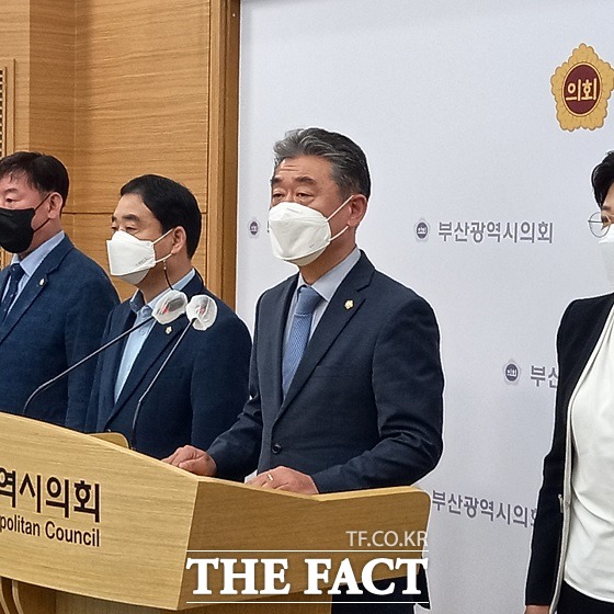 부산 기초의원협의회는 12일 부산시의회 브리핑룸에서 이준석 국민의힘 당대표 지방의원 비하 규탄 기자회견을 갖고 이준석 대표는 지금까지 그 형님들의 불법을 눈감아 주고 있었는지 대답해야 한다고 이같이 밝혔다. /부산=조탁만 기자.