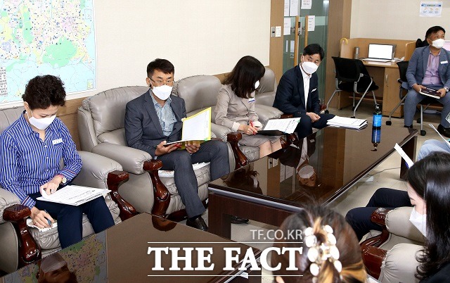 대전시교육청이 소속 공무원의 내부 정보를 이용한 투기 의혹을 조사한 결과 기존에 의혹이 제기된 5급 공무원 1명을 제외한 특이한 혐의 사항을 발견하지 못했다. 박홍상 대전교육청 감사관이 12일 브리핑을 진행하고 있는 모습. / 대전교육청 제공