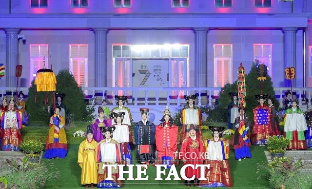 2021동아시아문화도시 행사의 하나로 지난 8일 열린 한중일 전통의상 패션쇼가 순천만국가정원내 프랑스정원에서 성황리에 개최됐다. /순천시 제공