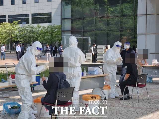 지난 5월 천안시청 직원이 코로나19 확진 판정을 받아 전 직원들이 긴급 코로나 19검사를 받는 모습/ 천안=김경동 기자