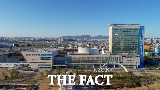 광주시 종합건설본부는 자동차전용도로인 국지도49호선 남구 승촌동~광산구 오산동 구간을 대상으로 도로환경 일제정비를 실시한다. 사진은 광주시청사 전경./ 광주시 제공