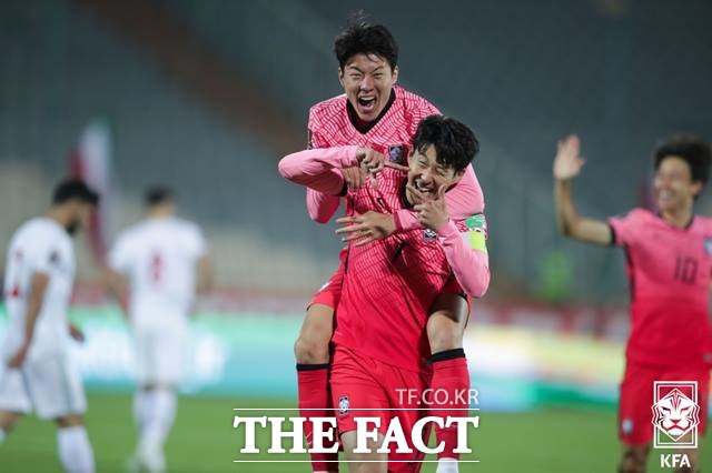 한국의 캡틴 손흥민이 12일 이란 테헤란의 아자디 스타디움에서 열린 이란과 2022 카타르 월드컵 아시아 최종예선 A조 4차전에서 후반 3분 선제골을 터뜨린 뒤 황의조와 함께 세리머니를 펼치고 있다./테헤란=KFA 제공