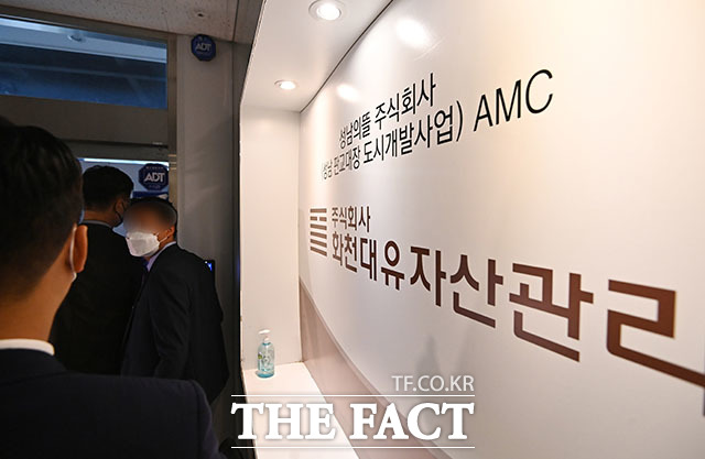 대장동 개발 특혜 의혹의 핵심인 남욱 변호사가 12일 온 나라를 시끄럽게 해서 너무 죄송하다며 수일 내로 귀국해 성실하게 조사받겠다고 말했다. /남윤호 기자