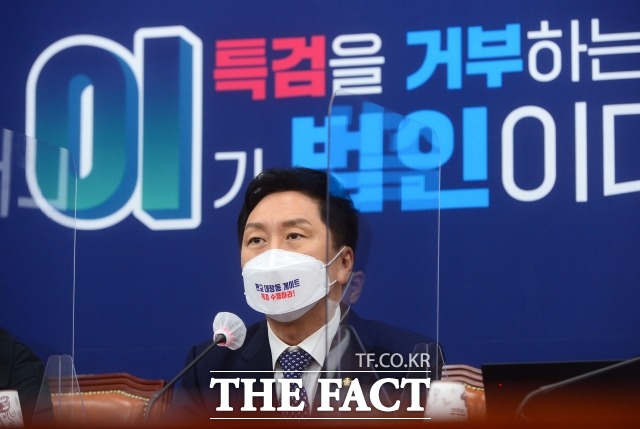 김기현 국민의힘 원내대표가 12일 국회에서 열린 국민의힘 대장동 게이트 특검 추진 천막투쟁본부 회의에서 더불어민주당 대선 후보인 이재명 경기도지사에게 국정감사에 임할 것을 권고했다. /이선화 기자