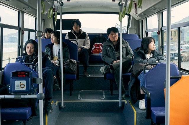 영화 당신은 믿지 않겠지만은 한국과 일본의 두 가족이 우연히 만나 함께 여정을 떠나는 독특한 서사를 담고 있다. /디오시네마 제공
