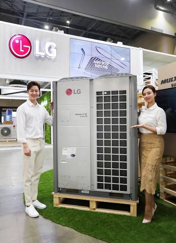 LG전자가 15일까지 일산 킨텍스에서 열리는 2021 대한민국 에너지대전에서 주거, 업무, 교육, 상업 시설 등 다양한 공간에 최적화한 에너지 토털 솔루션을 대거 선보인다. /LG전자 제공