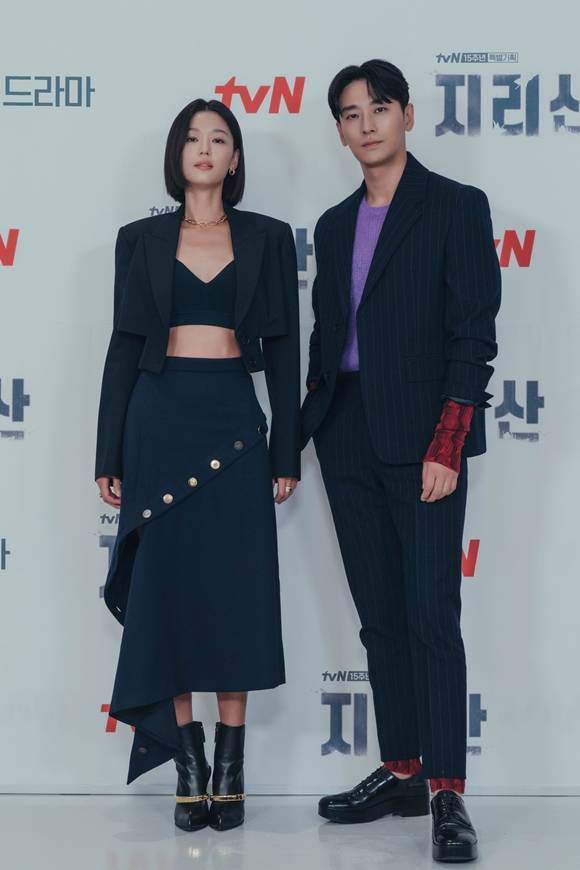 전지현(왼쪽)과 주지훈은 지리산을 통해 첫 연기 호흡을 맞춘다. /tvN 제공