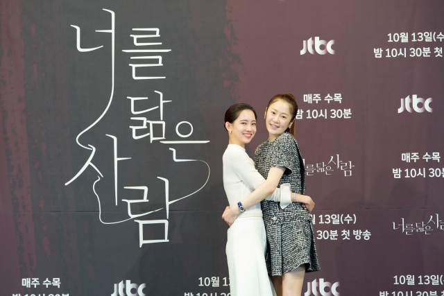 신현빈(왼쪽)과 고현정이 JTBC 새 수목드라마 너를 닮은 사람의 관전 포인트를 밝혔다. /JTBC 제공