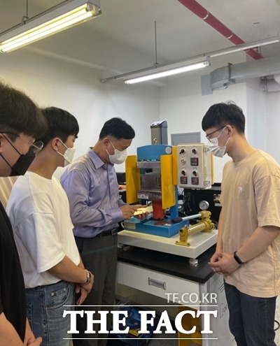 한관영 교수(왼쪽 세 번째)가 연구팀과 디스플레이 성형장비의 내구성 평가를 진행하고 있다. / 단국대 제공