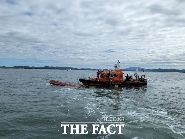 충남 홍성군 천수만 죽도 인근 해상에서 레저보트가 전복했다./보령해경 제공