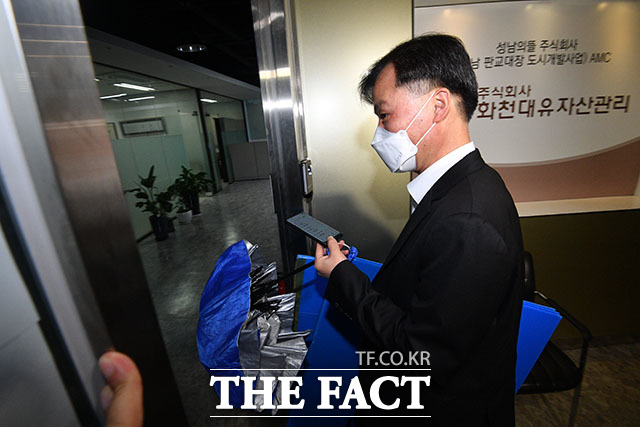 대장동 개발 특혜 의혹의 핵심으로 꼽히는 남욱 변호사가 13일 화천대유 대주주인 김만배 전 머니투데이 법조팀장을 두고 거짓말을 정말 많이 한다고 말했다. /성남=남윤호 기자