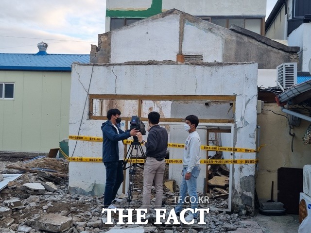 목포서 13일 오후 노후건물을  철거하던중 건물이 무너지면서 60대 남성이 매몰됐다가 소방당국에 구조돼 병원으로 옮겨졌으나 중태다./ 목포 =김대원기자