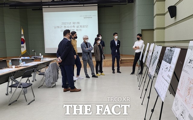 남해군 신청사 건축을 위한 1단계 설계공모 심사위원회 모습/남해군 제공