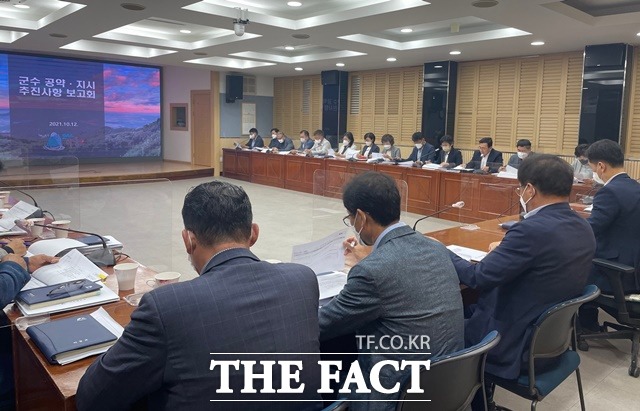 하동군은 군청 소회의실에서 ‘민선7기 공약사업 추진사항 보고회’를 갖고 사업별로 진행현황을 점검하는 시간을 가졌다./하동군 제공