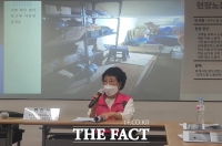  계단서 박스 깔고…한숨 나오는 청소노동자 휴게실