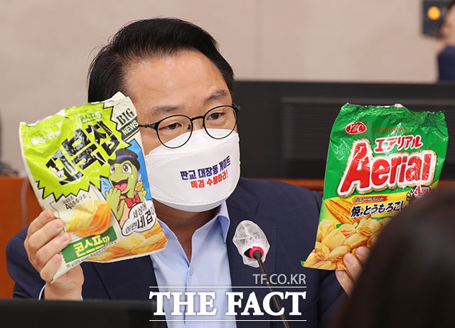 국민의힘 안병길 의원은 오리온에서 출시한 꼬북칩이 일본의 기성제품인 에아리아루와 구분할 수 없을 정도로 유사하다고 얘기했다.