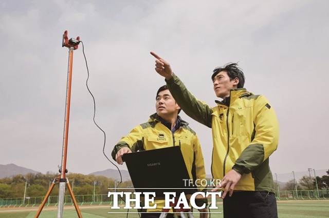 LX한국국토정보공사 직원들의 지적측량 모습. /LX공사 제공