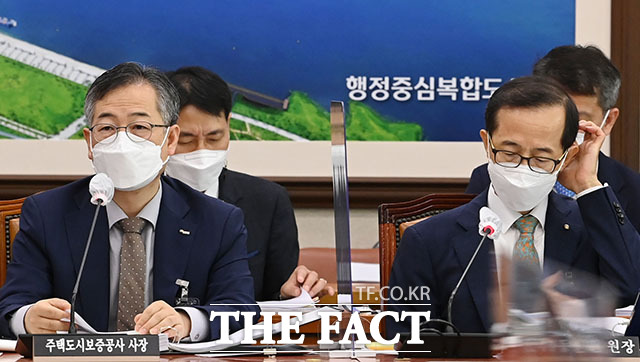 권형택(왼쪽) 주택도시보증공사 사장과 손태락 한국부동산원 원장.