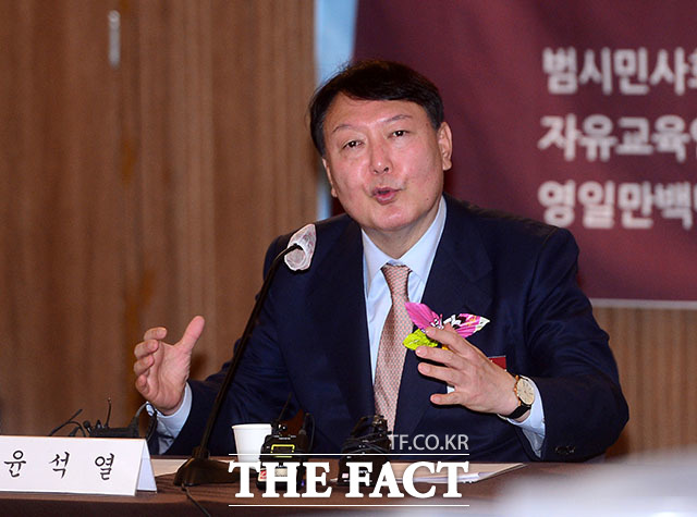 국민의힘 유력 대권 주자 윤석열 전 검찰총장은 14일 더불어민주당 대선 후보 이재명 경기도지사의 대장동 의혹과 관련해 유력 대선 후보가 구속되는 초유의 사태가 벌어질지도 모른다면서 정파적 유불리를 떠나 국가적 수치이자 국민적 불행이라고 밝혔다. /국회사진취재단