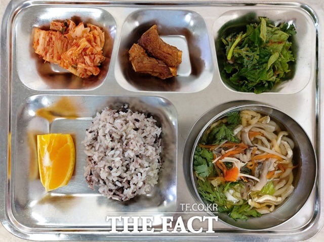 4월 7일 제공됐다고 학교가 홈페이지에 올린 급식 사진. / 학교 홈페이지