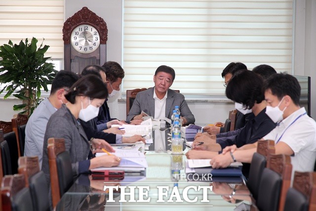 산청군은 ‘2022년도 주요업무계획 보고회’를 갖고 2023산청엑스포 관련 신규(특수) 시책을 비롯한 군정 전반에 걸친 내년도 업무에 대해 논의하고 있다./산청군 제공