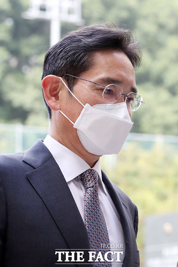 이재용 삼성전자 부회장이 14일 오전 서울 서초구 서울중앙지방법원에서 열린 18차 공판에 출석하고 있다. /이동률 기자