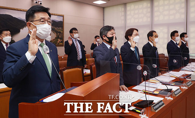 김춘진 한국농수산식품유통공사 사장(왼쪽)을 비롯한 피감기관장들이 증인 선서를 하고 있다.