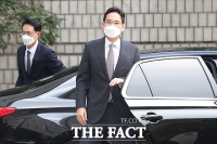  차에서 내리는 이재용 부회장 [포토]