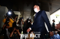 [속보] '대장동 의혹' 김만배 영장심사 출석…''그분 것' 말한 적 없다'