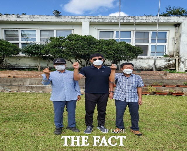 영광 송이도에 휴가차 찾은 배상윤 회장(가운데)이 펜션 잔디구장에서 김서영 노인회장(왼쪽), 하금식 이장(오른쪽)과 자리를 함께 하고 있다. /송이도 친환경가족펜션 제공