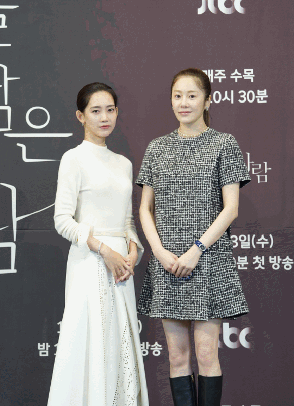 신현빈(왼쪽)과 고현정은 JTBC 새 수목드라마 너를 닮은 사람으로 연기 호흡을 맞춘다. /JTBC 제공