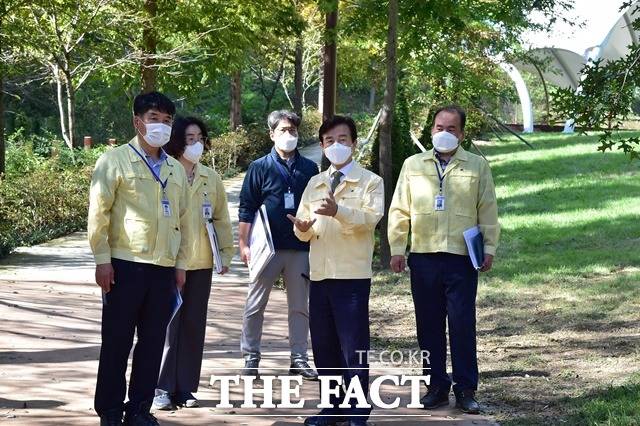 조규일(가운데) 진주시장이 15일 복합산림복지시설인 ‘월아산 숲속의 진주’ 조성 현장을 방문해 사업 추진상황을 점검하고 있다./진주시 제공