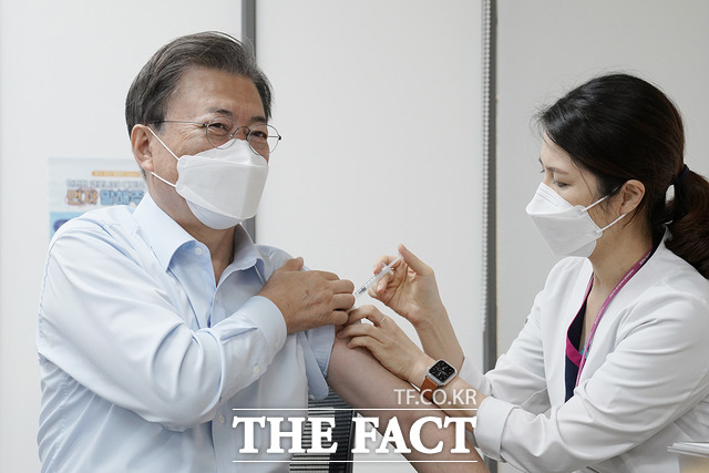 문재인 대통령이 15일 오전 서울 국립중앙의료원 코로나19 중앙예방접종센터에서 코로나19 백신 추가 접종을 받고 있다. /청와대 제공