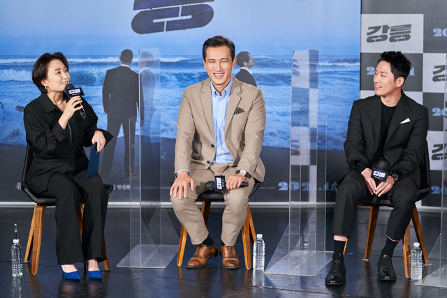유오성(가운데)과 장혁(오른쪽)이 15일 온라인으로 열린 영화 강릉 제작보고회 현장에서 MC 박경림의 질문에 웃음을 터뜨리고 있다. /스튜디오산타크로스 제공