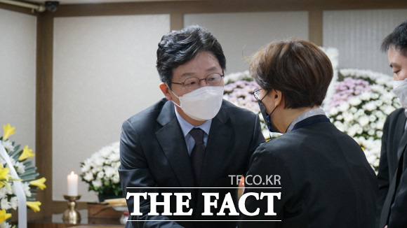 16일 오전 대구파티마 병원 장례식장에서 유승민 국민의힘 대선 예비 후보가 부친상을 당한 옛 사무처 직원을 방문해 위로하고 있다 . / 대구=박성원기자