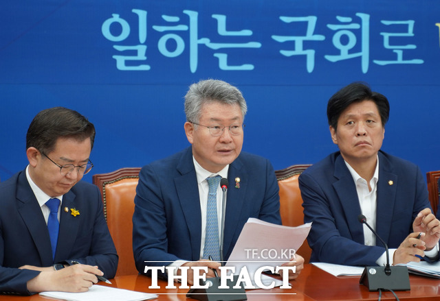 더불어민주당 김회재 의원(가운데) / 김회재 국회의원실 제공