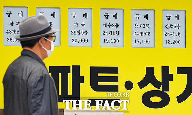 17일 서울부동산정보광장에 따르면 이날 기준 지난 9월 서울 아파트 거래량은 2348건으로 전월(4178건) 대비 43.8% 줄었다. /이선화 기자