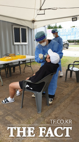 선별 진료소에서 코로나 검사를 하는 모습 / 대전=최영규 기자