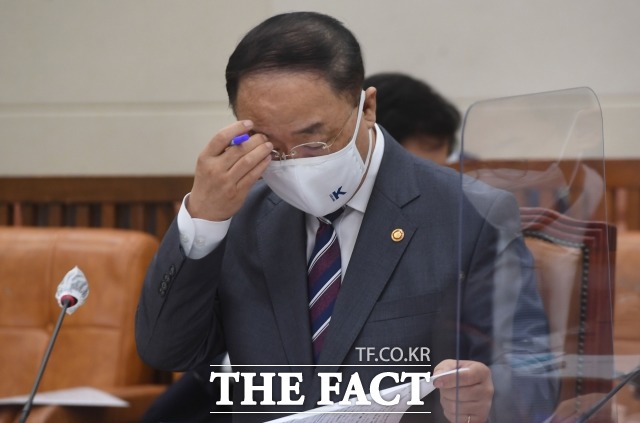 정부가 다음 달 상속세제 개편 검토에 본격적으로 착수하는 가운데 홍남기 경제부총리 겸 기획재정부 장관이 신중한 입장을 견지하고 있다. /남윤호 기자