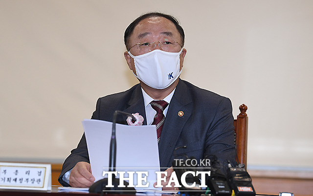 홍남기 경제부총리 겸 기획재정부 장관은 18일 미국의 국내 반도체 기업에 대한 정보 요구에 대해 기업의 자율성에 맡기되, 기업에 부담이 가지 않도록 지원할 계획이라고 밝혔다. /더팩트 DB